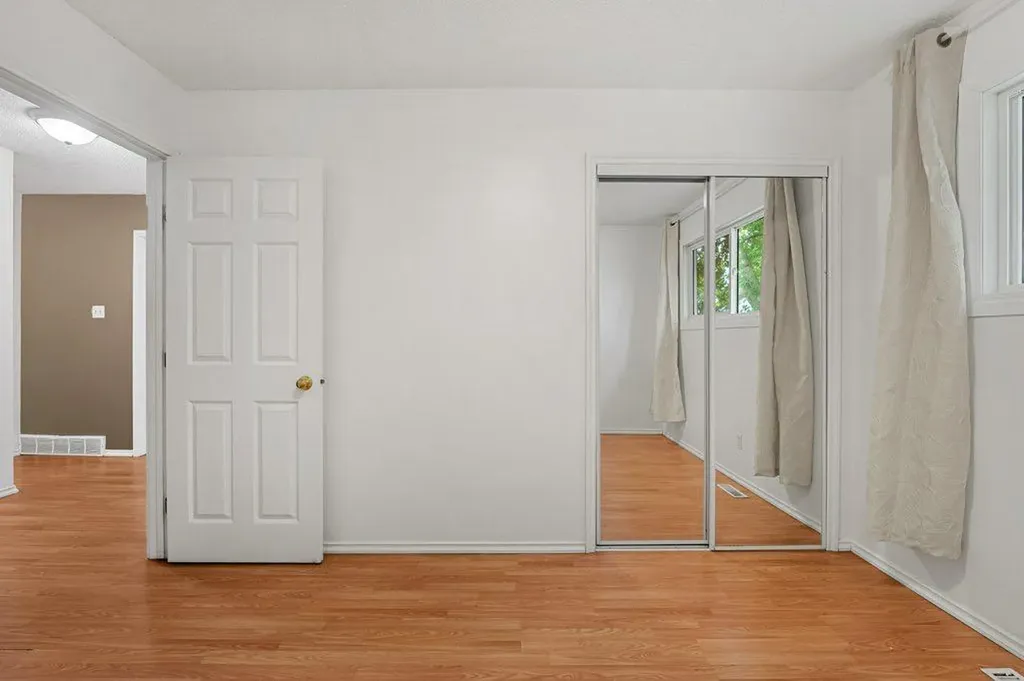 6120B 33 Avenue NW Calgary AB T3B 1B8
