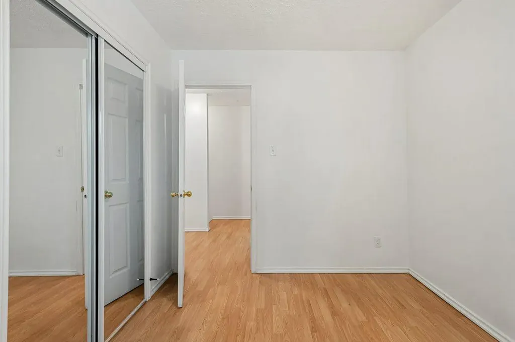 6120B 33 Avenue NW Calgary AB T3B 1B8