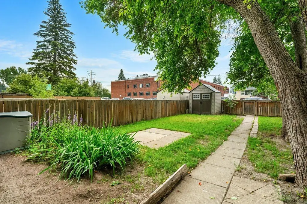 6120B 33 Avenue NW Calgary AB T3B 1B8