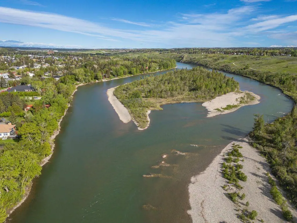 6120B 33 Avenue NW Calgary AB T3B 1B8