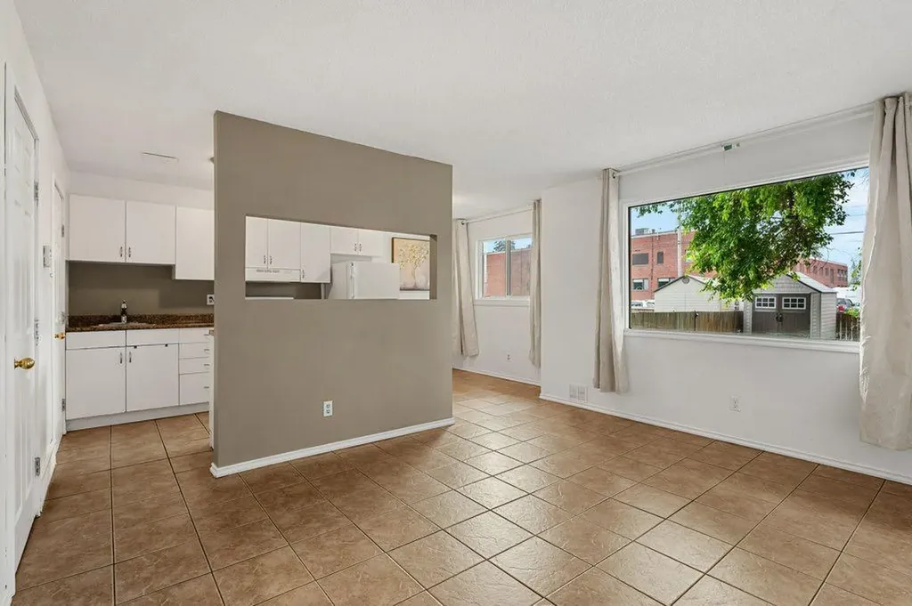 6120B 33 Avenue NW Calgary AB T3B 1B8