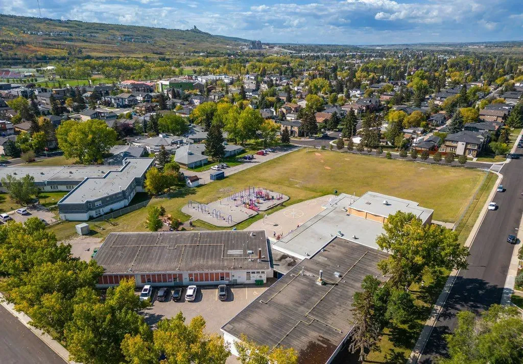 6120B 33 Avenue NW Calgary AB T3B 1B8