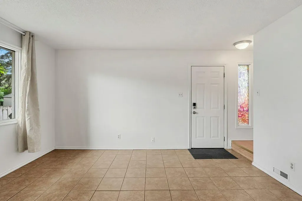6120B 33 Avenue NW Calgary AB T3B 1B8
