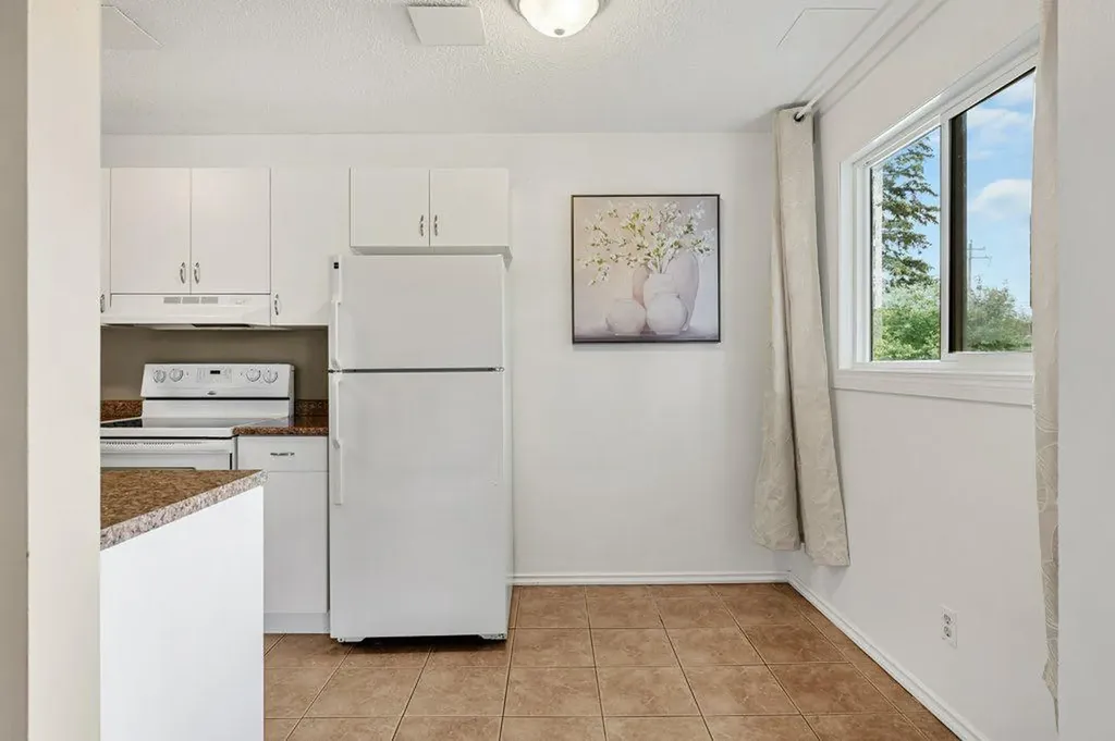 6120B 33 Avenue NW Calgary AB T3B 1B8