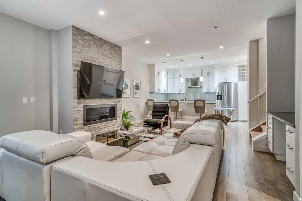 2428 30 Street SW Calgary AB T3E 2M1