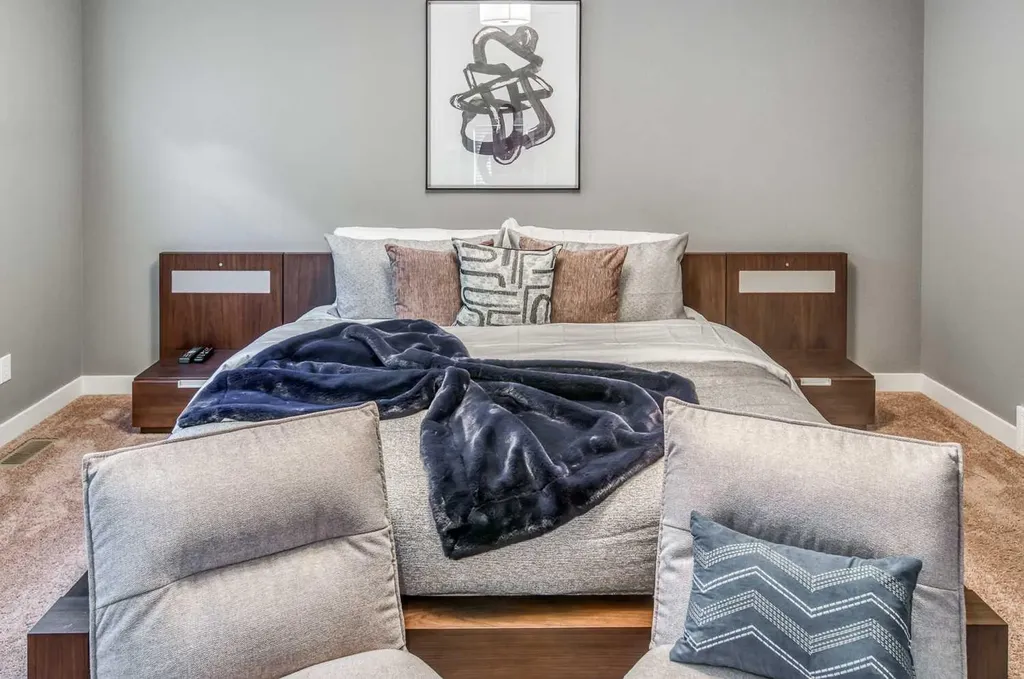 2428 30 Street SW Calgary AB T3E 2M1
