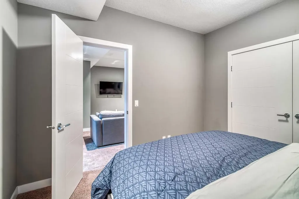 2428 30 Street SW Calgary AB T3E 2M1