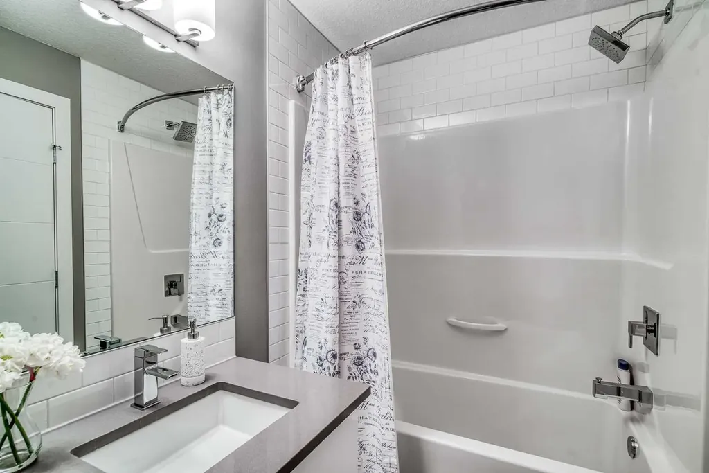 2428 30 Street SW Calgary AB T3E 2M1