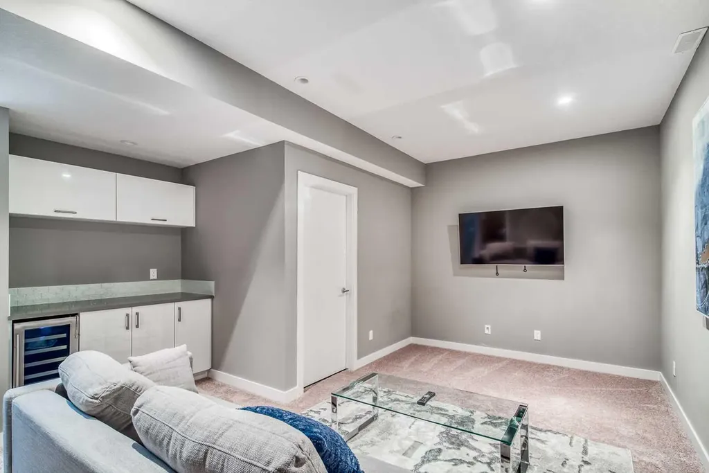 2428 30 Street SW Calgary AB T3E 2M1