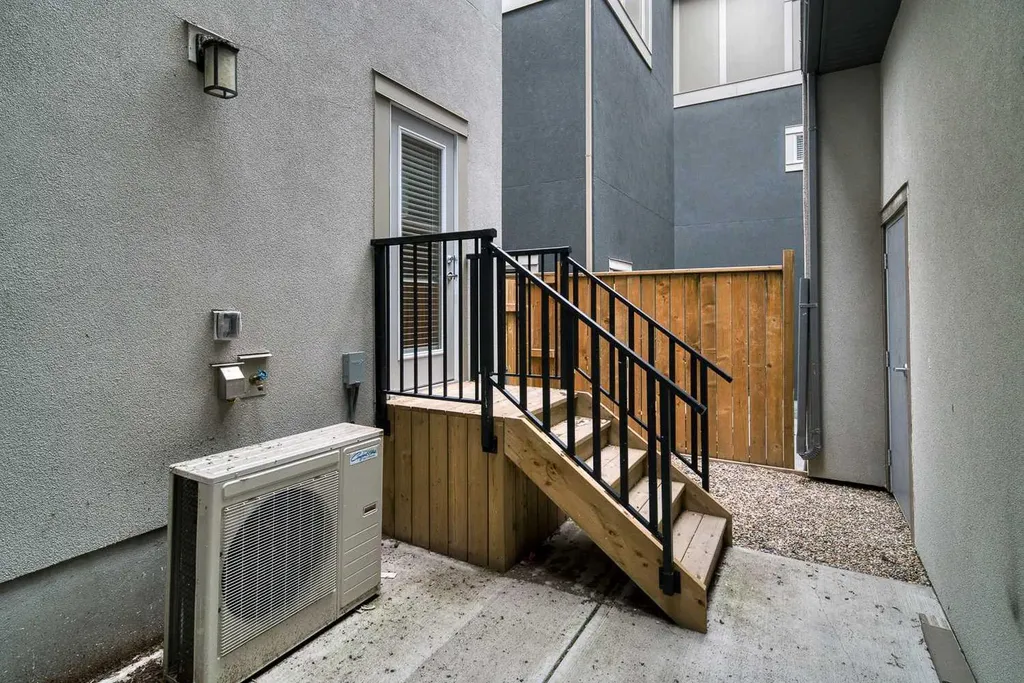 2428 30 Street SW Calgary AB T3E 2M1