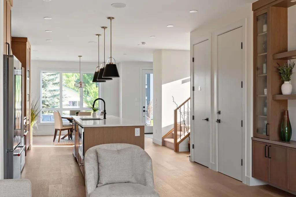 8140 47 Avenue NW Calgary AB T3B 1Z5