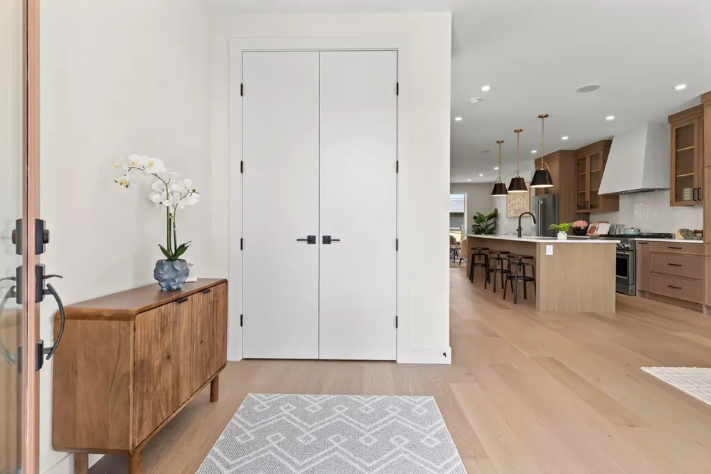 8140 47 Avenue NW Calgary AB T3B 1Z5