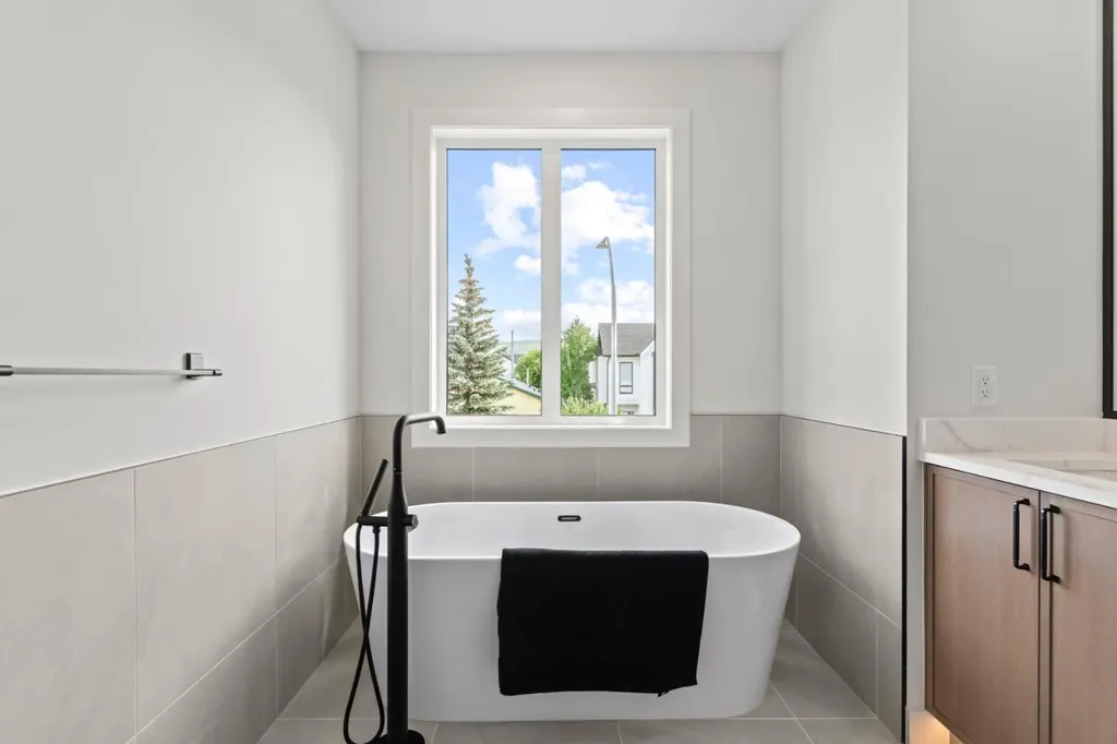 8140 47 Avenue NW Calgary AB T3B 1Z5