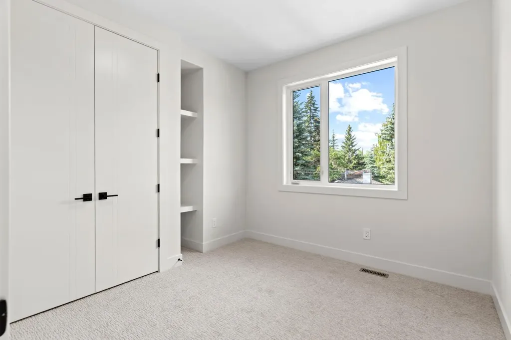 8140 47 Avenue NW Calgary AB T3B 1Z5