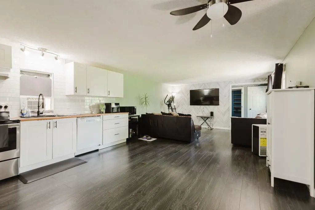 9709 107 Avenue Clairmont AB T8X5E5
