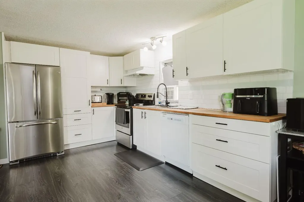 9709 107 Avenue Clairmont AB T8X5E5