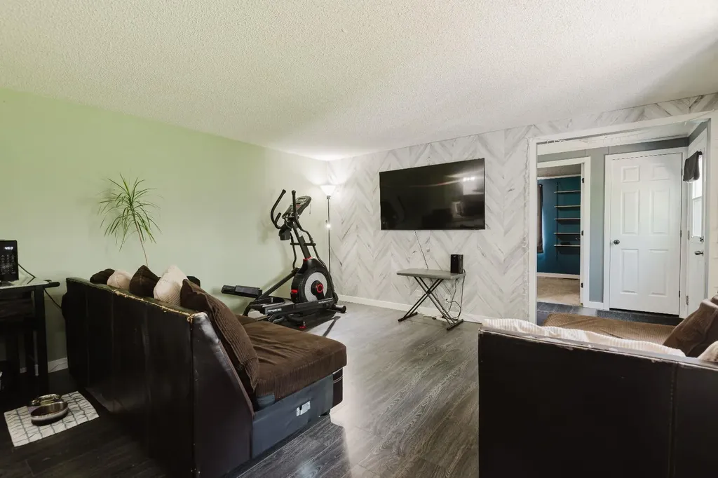 9709 107 Avenue Clairmont AB T8X5E5