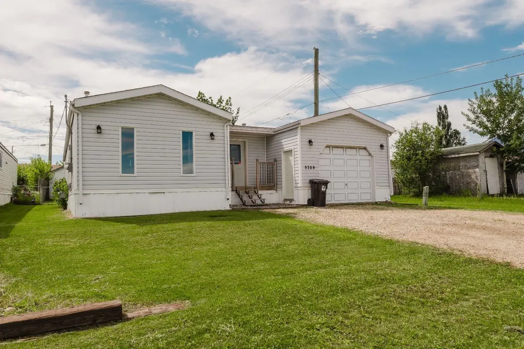 9709 107 Clairmont AB T8X5E5
