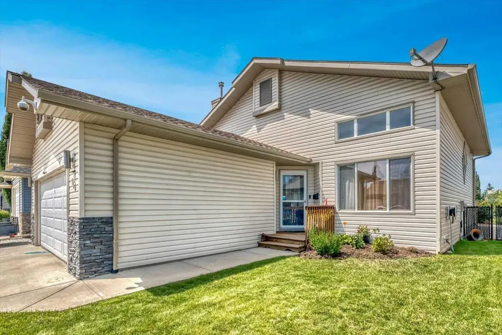 156 Aspen Creek Crescent Strathmore AB T1P 0A7