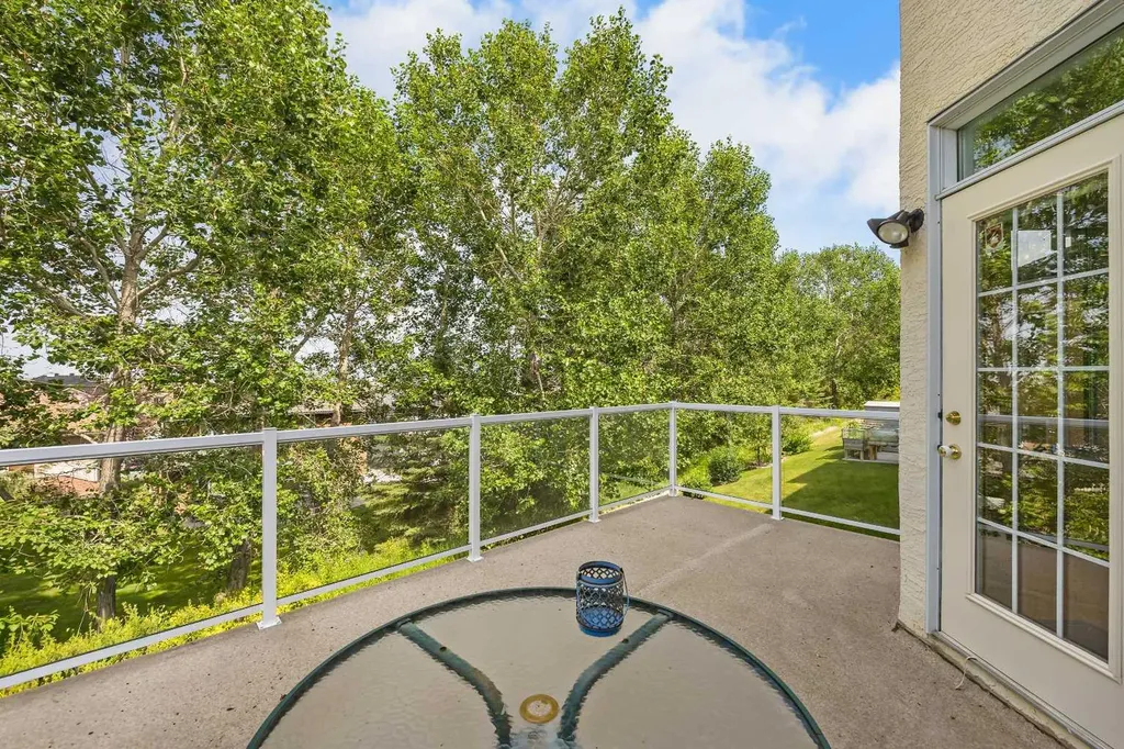 207 Hamptons Drive NW Calgary AB T3A 5S1