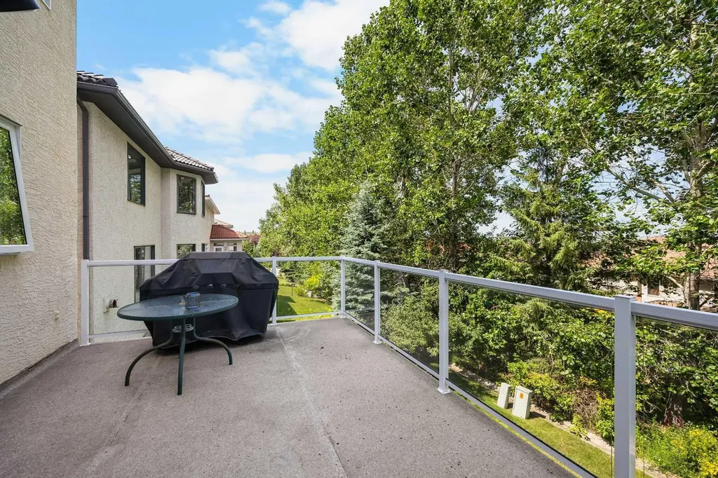 207 Hamptons Drive NW Calgary AB T3A 5S1