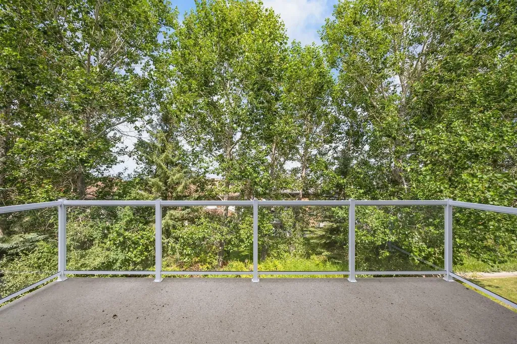 207 Hamptons Drive NW Calgary AB T3A 5S1