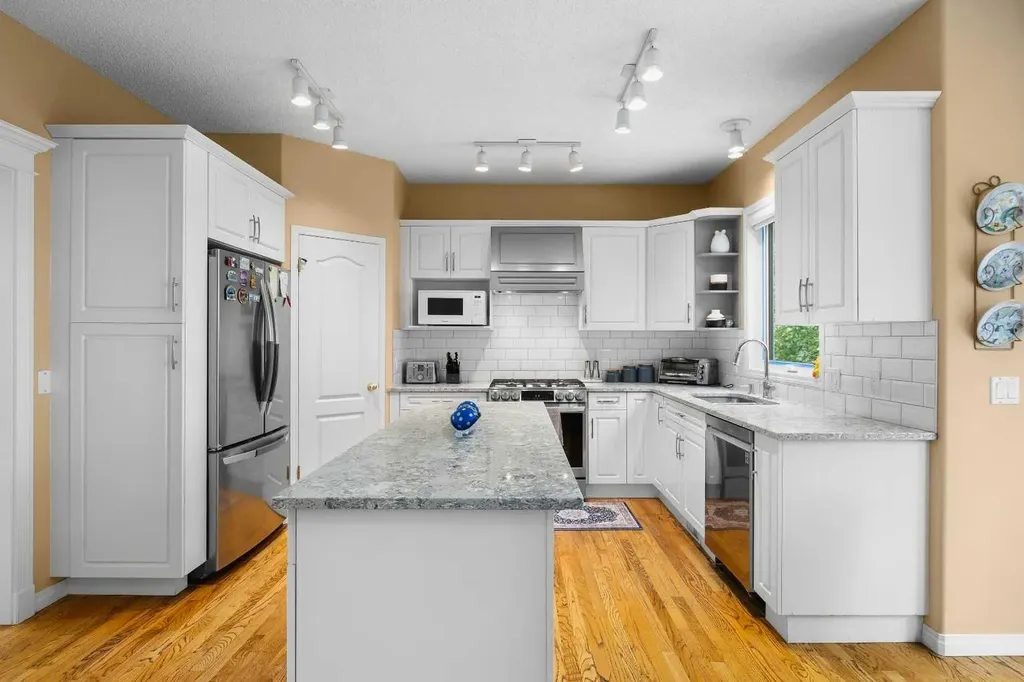 207 Hamptons Drive NW Calgary AB T3A 5S1