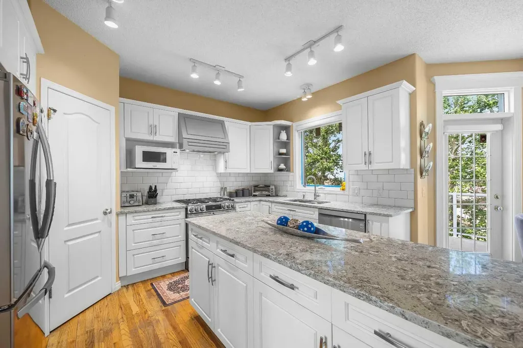 207 Hamptons Drive NW Calgary AB T3A 5S1