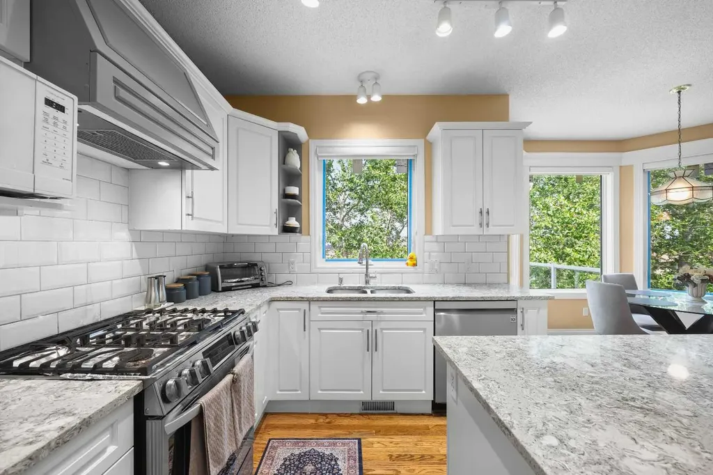 207 Hamptons Drive NW Calgary AB T3A 5S1