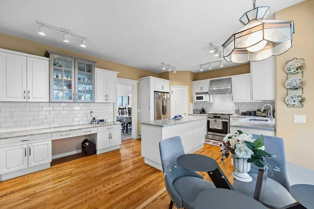 207 Hamptons Drive NW Calgary AB T3A 5S1