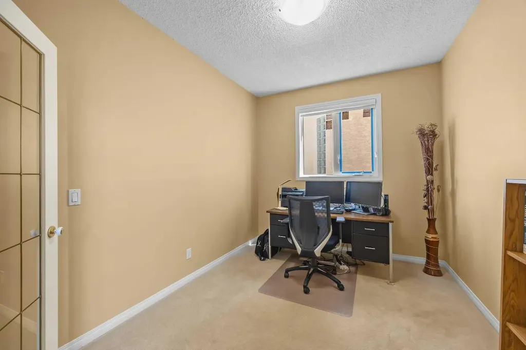 207 Hamptons Drive NW Calgary AB T3A 5S1