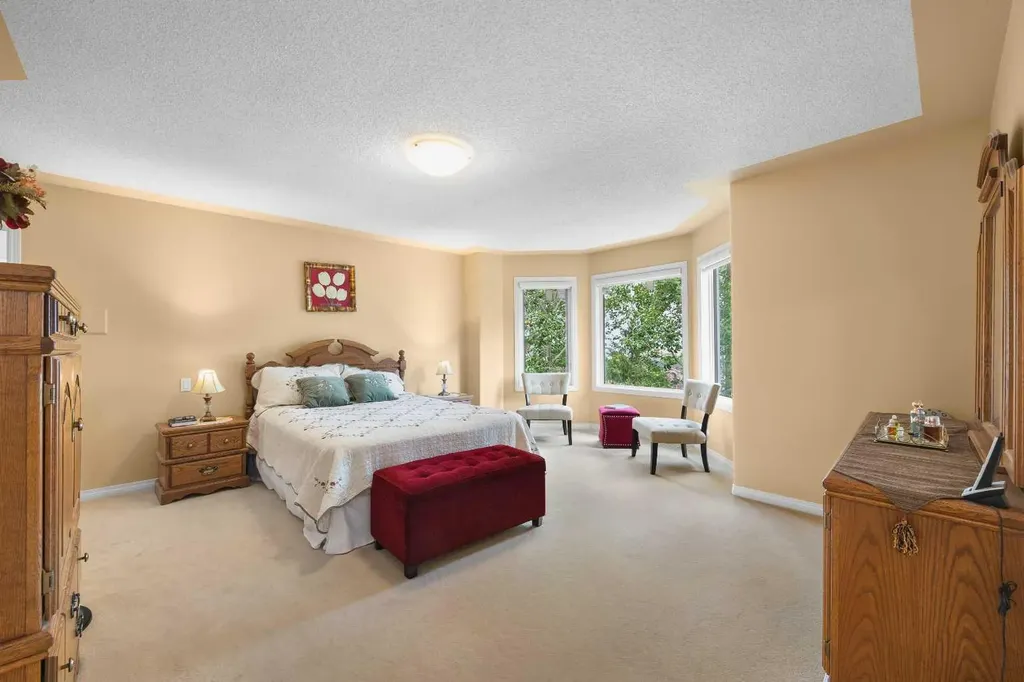 207 Hamptons Drive NW Calgary AB T3A 5S1