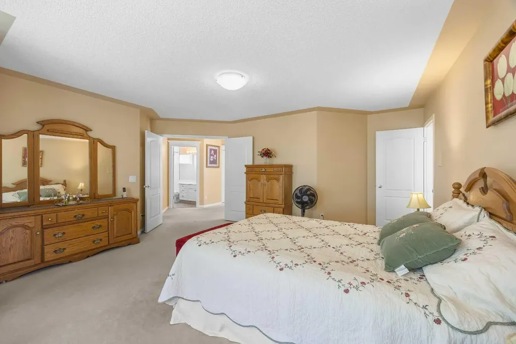 207 Hamptons Drive NW Calgary AB T3A 5S1