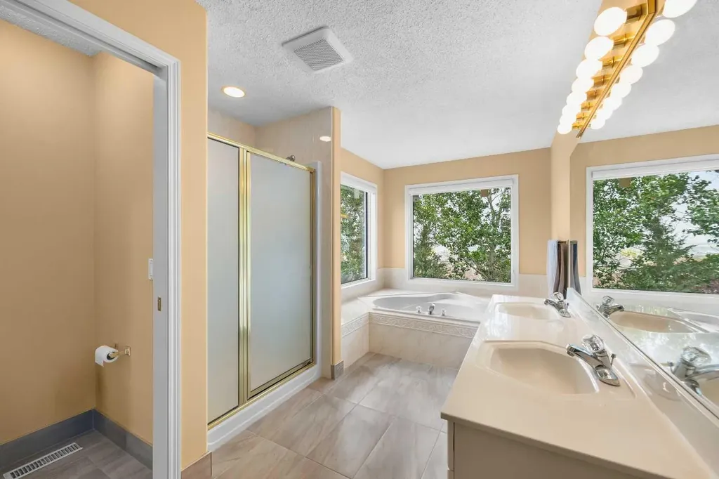 207 Hamptons Drive NW Calgary AB T3A 5S1