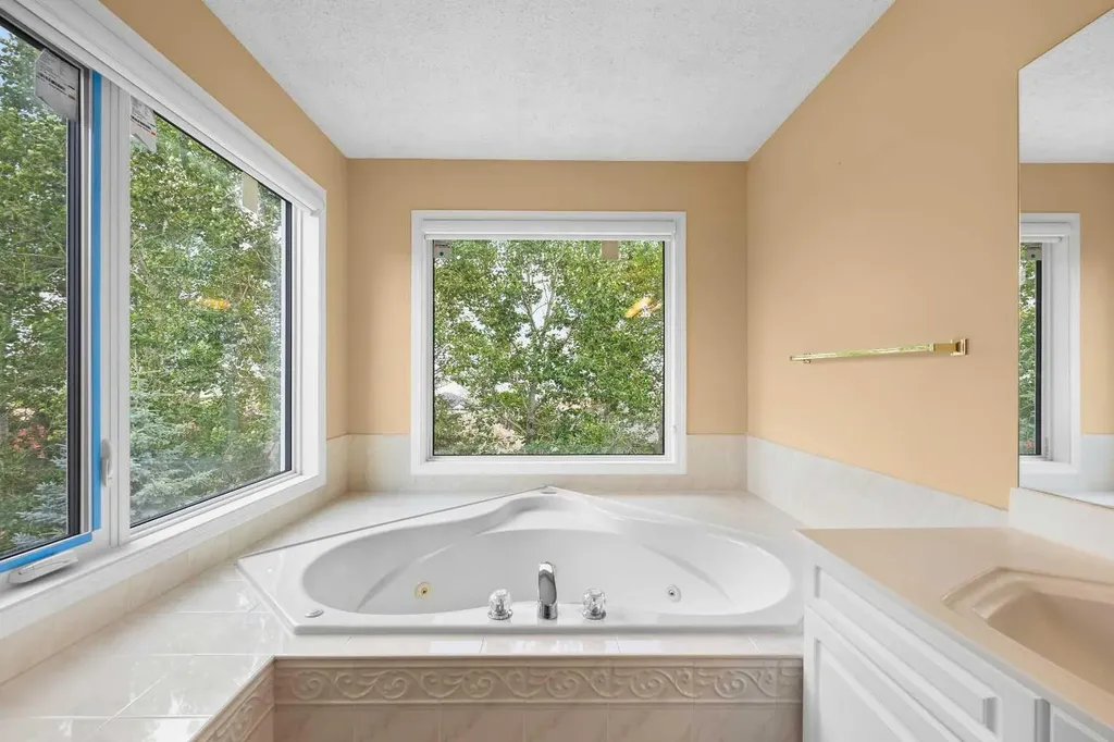 207 Hamptons Drive NW Calgary AB T3A 5S1