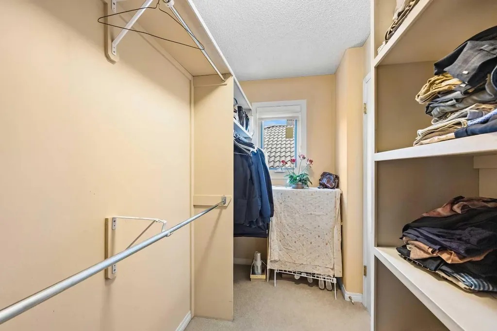 207 Hamptons Drive NW Calgary AB T3A 5S1