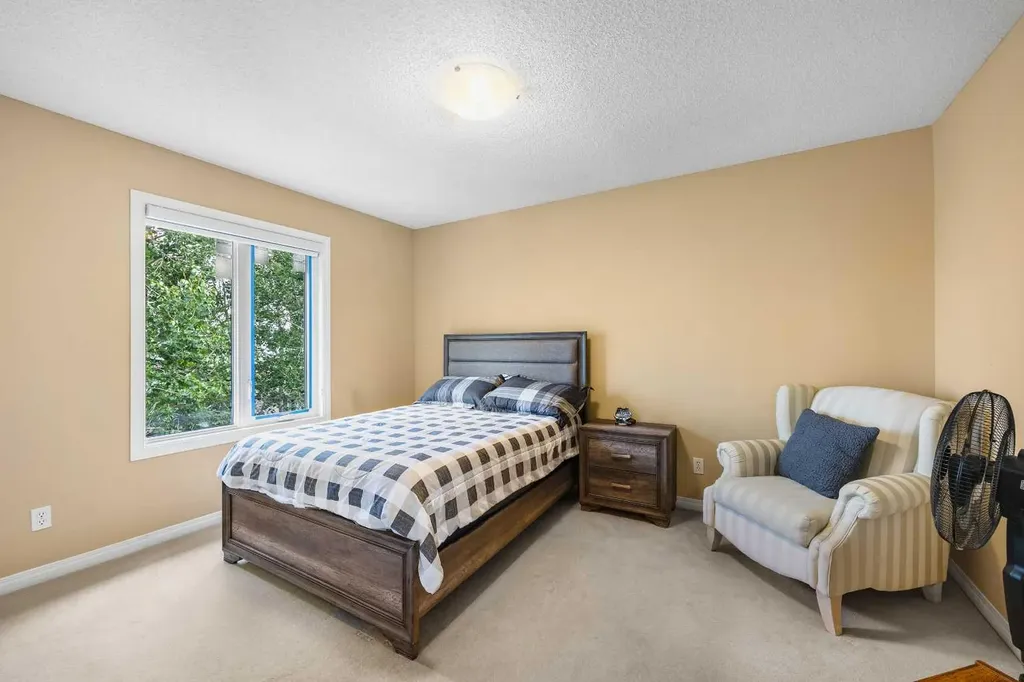 207 Hamptons Drive NW Calgary AB T3A 5S1