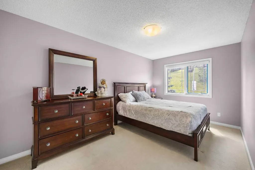 207 Hamptons Drive NW Calgary AB T3A 5S1