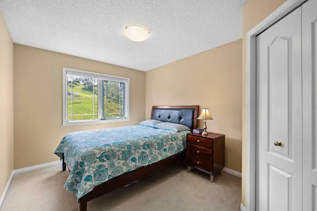 207 Hamptons Drive NW Calgary AB T3A 5S1