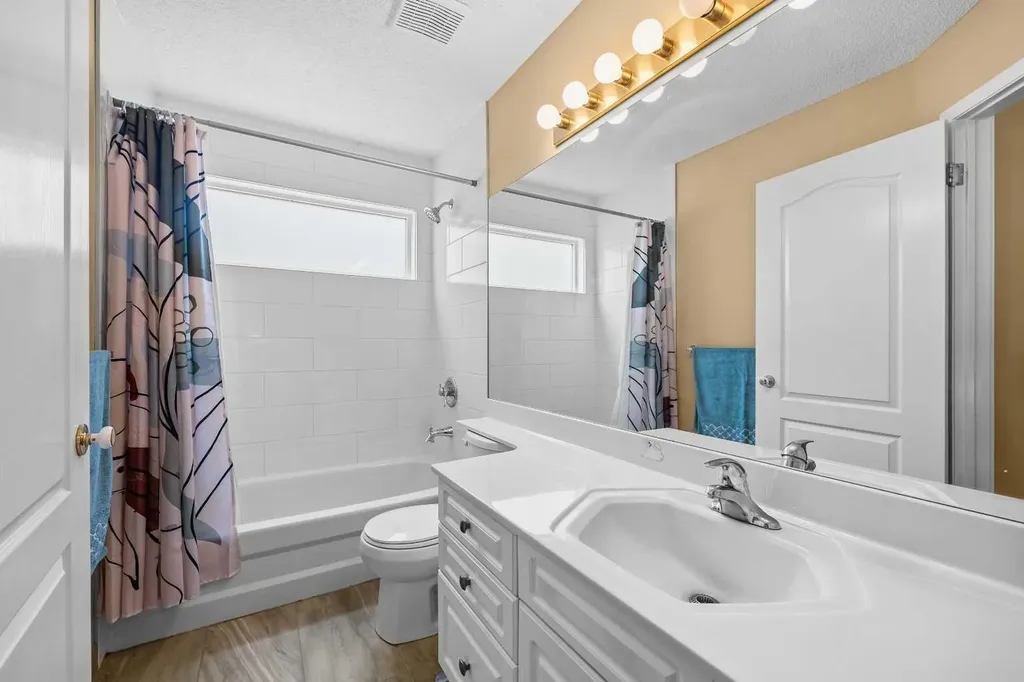 207 Hamptons Drive NW Calgary AB T3A 5S1