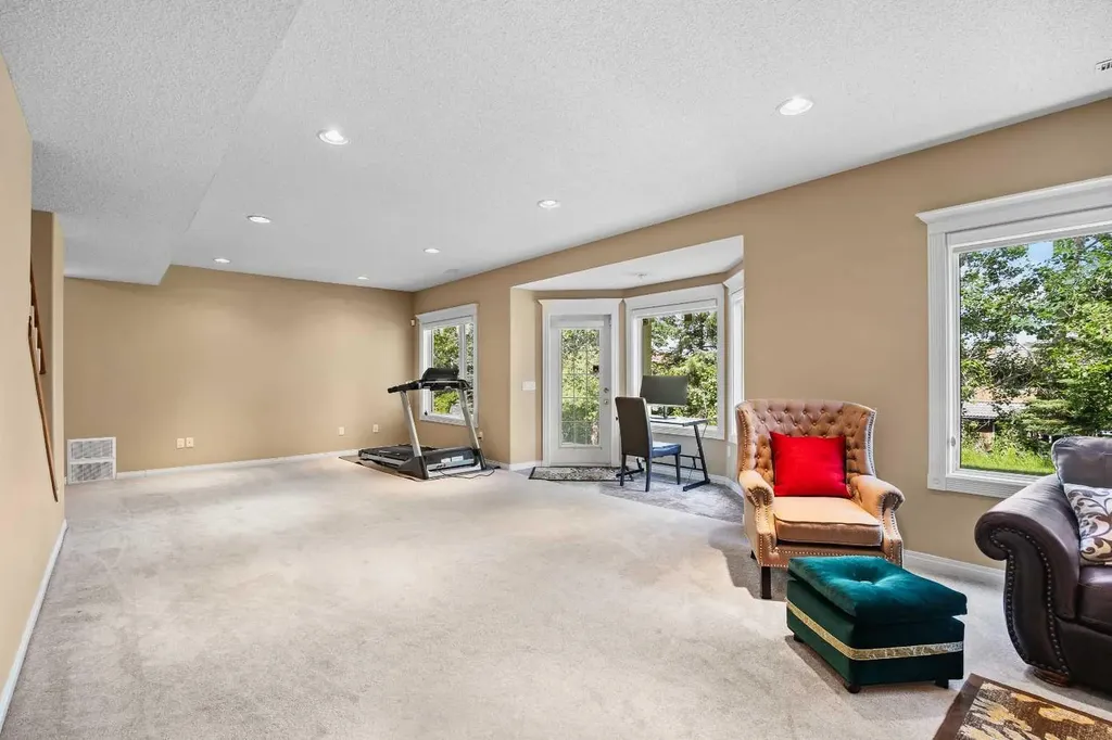 207 Hamptons Drive NW Calgary AB T3A 5S1