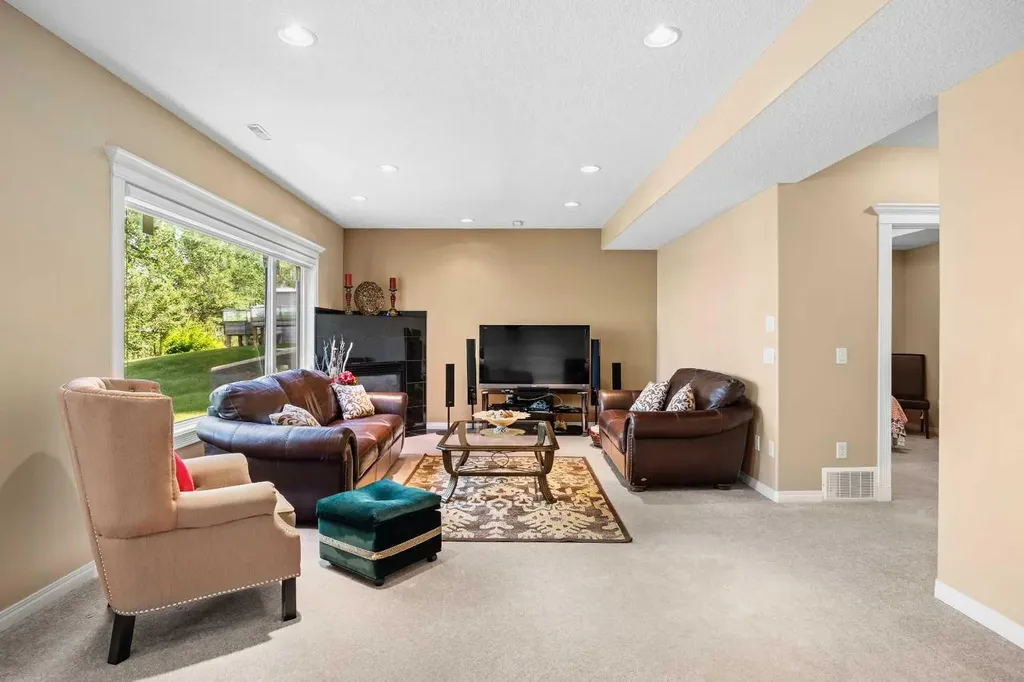 207 Hamptons Drive NW Calgary AB T3A 5S1