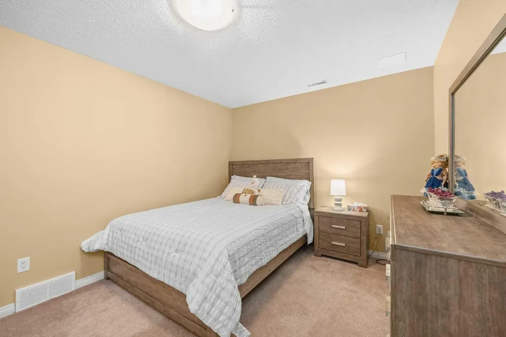207 Hamptons Drive NW Calgary AB T3A 5S1
