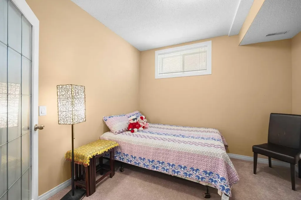 207 Hamptons Drive NW Calgary AB T3A 5S1
