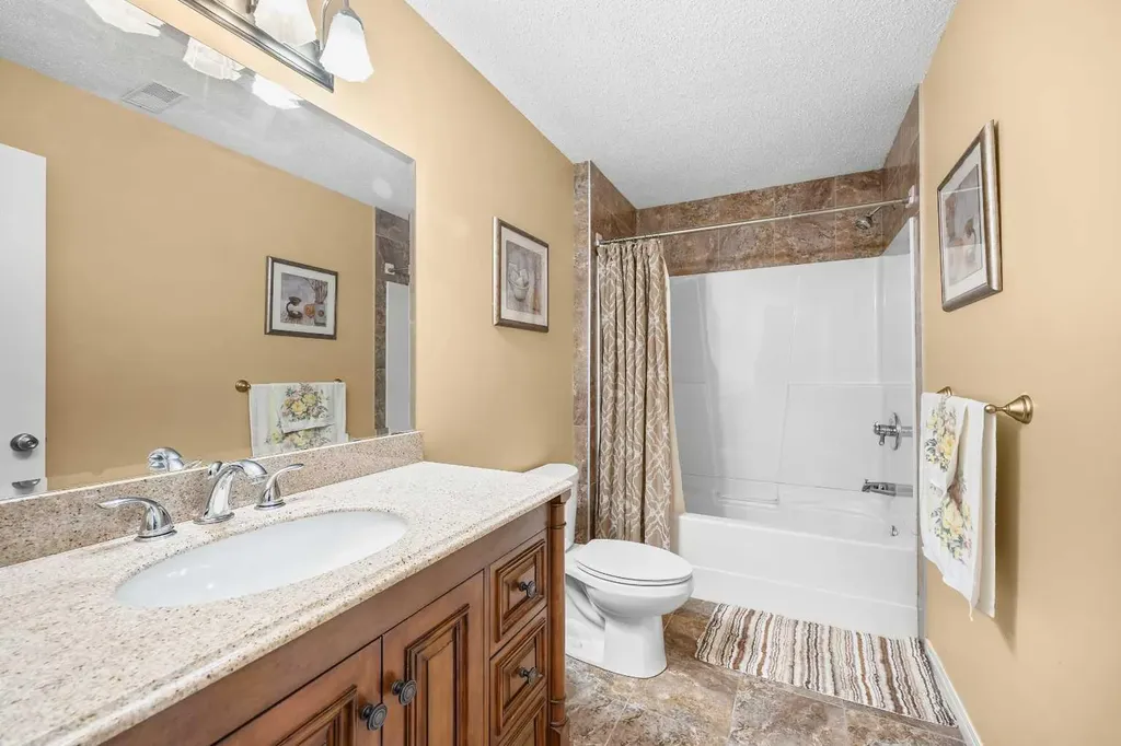 207 Hamptons Drive NW Calgary AB T3A 5S1