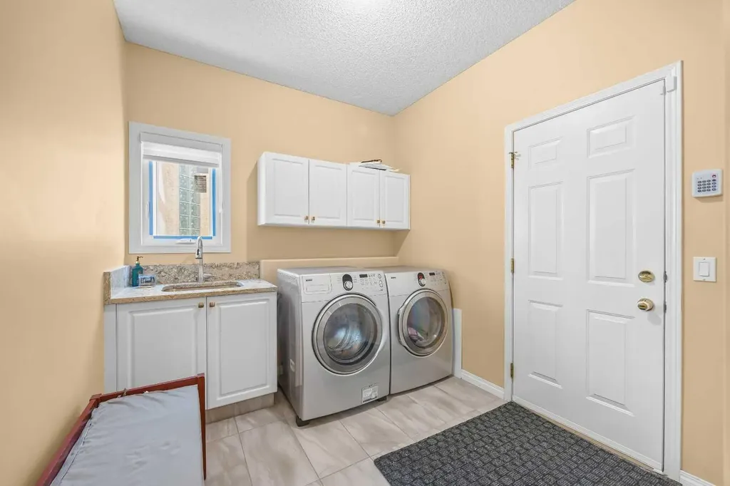 207 Hamptons Drive NW Calgary AB T3A 5S1