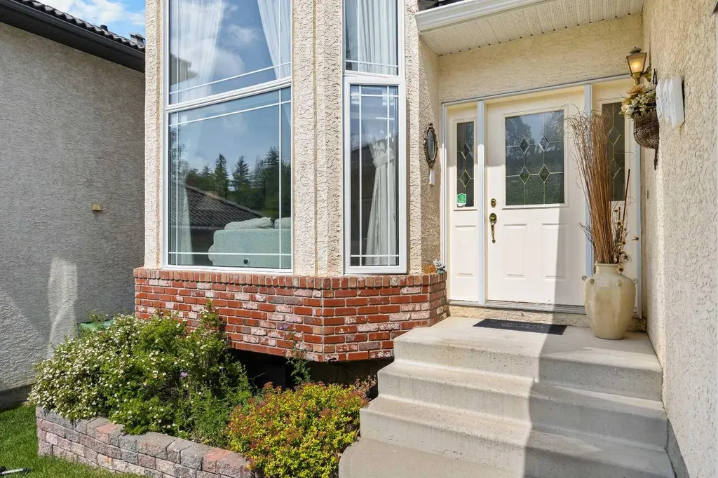 207 Hamptons Drive NW Calgary AB T3A 5S1