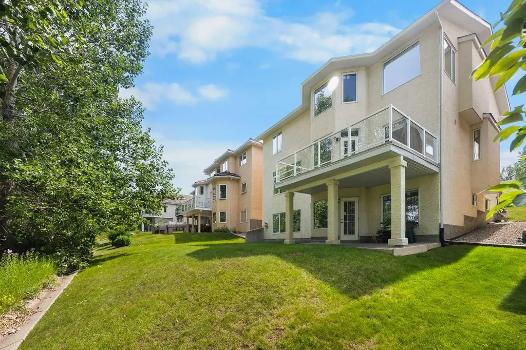 207 Hamptons Drive NW Calgary AB T3A 5S1