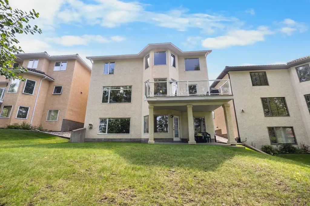 207 Hamptons Drive NW Calgary AB T3A 5S1