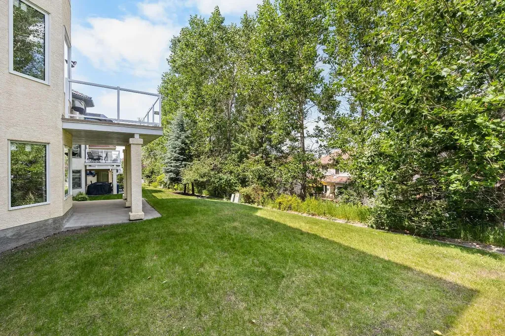 207 Hamptons Drive NW Calgary AB T3A 5S1